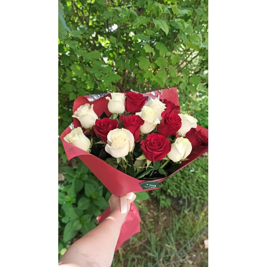 Букет белые и красные розы