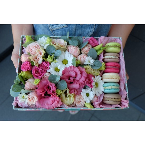 Коробка с цветами и макарунами-1015.