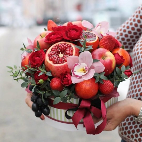 Коробка с фруктами и цветами